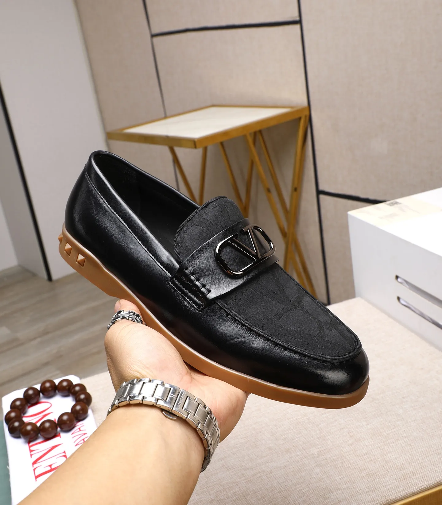Men's shoes 💰520 [Valentino-Valentino] High-quality boutique men's shoes. The same style as the celebrities, original and authentic.✅ Made of imported cowhide + original apricot cowhide lining. The French luxury model is priced at 14,080 Swiss francs. It is also a Paris Fashion Week catwalk model. A brand can be deeply rooted in your heart, and a pair of shoes can make you linger. What you wear is not only noble, but also an aura. 👻Standard 38-45